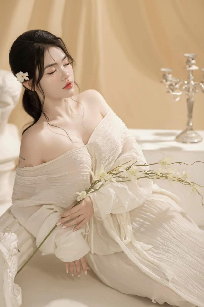 Nghỉ hè về quê, cậu thanh niên mới lớn được chị nhà đối diện đã có chồng yêu đưa vào đời